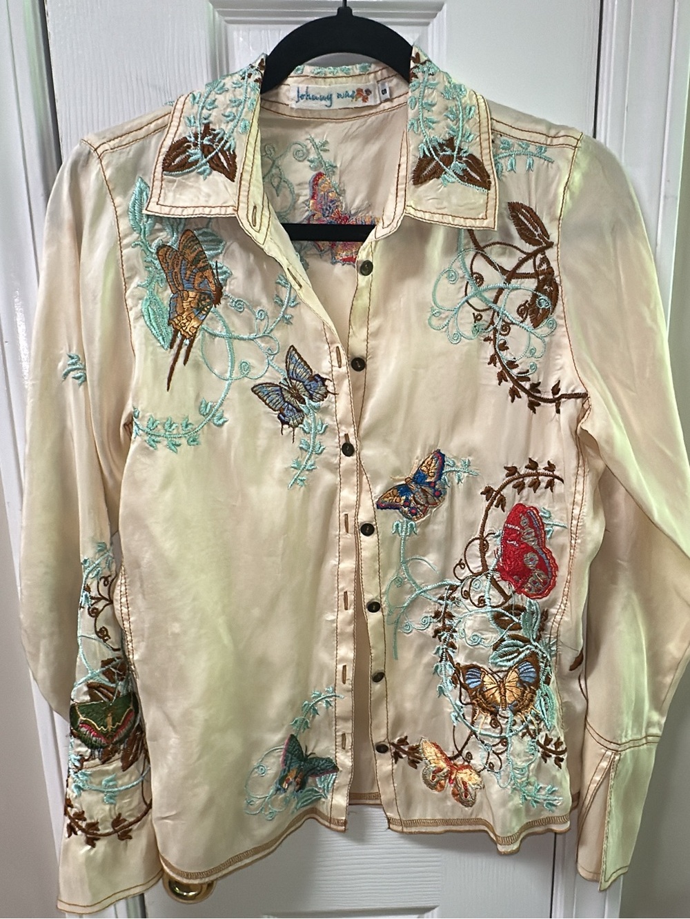 Johnny Was Cream 100% silk Butterfly Button-Down Blouse pit to pit 18.5 (mix37)